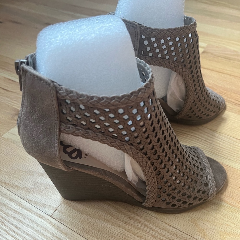 Fergalicious Hilite caged wedge bootie size 7